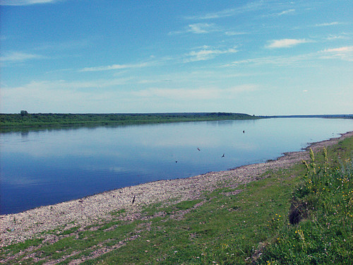 Бежит река