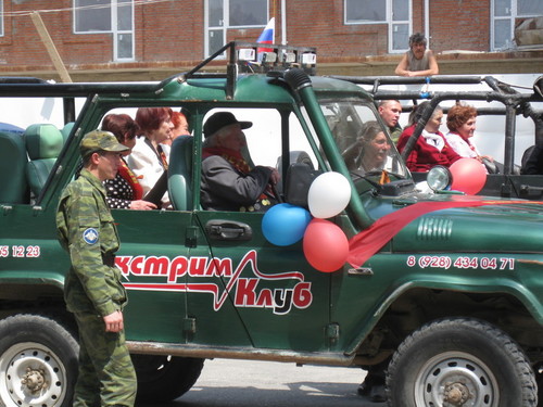 9 мая 2010 ветеранов торжественно везут в кафе после митинга на машинах экстрим-клуба.